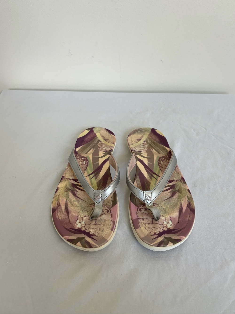 OluKai Ho'Opio Hau Silver / Pineapple Thong Flip Flop sandals Size 6 Womens